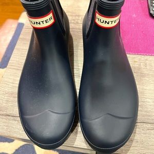 Hunter women’s navy blue ankle rain boots.